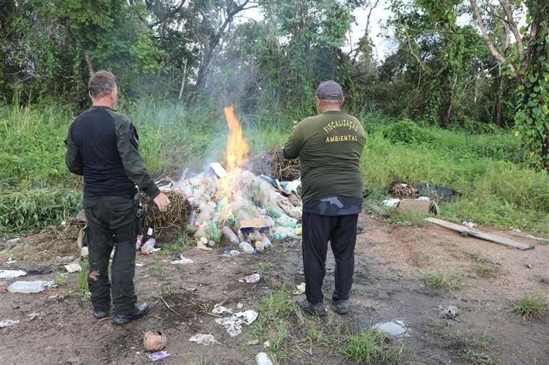 Malhadeiras apreendidas sendo incineradas por equipes da FEMARH e da CIPA