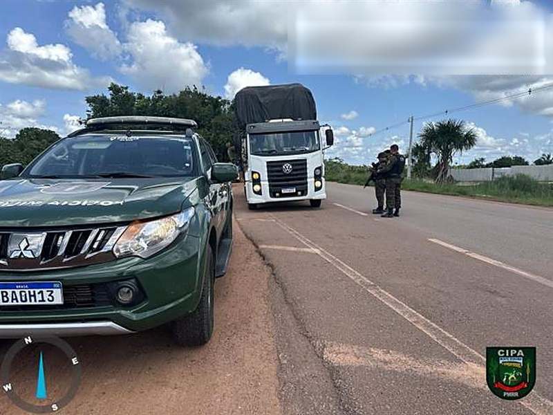 Abordagem de caminhão em rodovia
