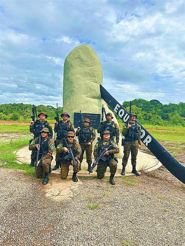 Equipe da CIPA Monte Roraima no marco do Equador