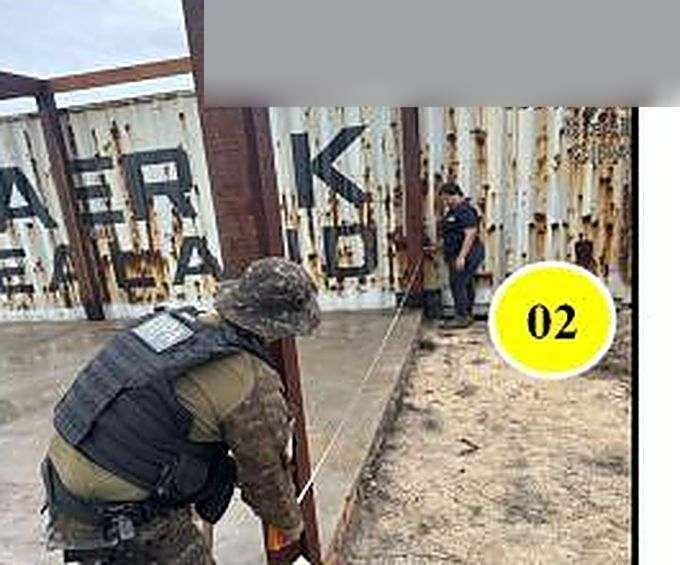 Policial ambiental medindo as dimensões da construção com trena